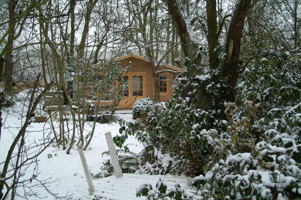 Het tuinhuisje in de winter, neem contact met ons op voor meer informatie